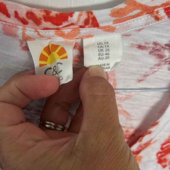 C&C California Red and Orange Seashell Print V-Neck T-Shirt Size 1X - Picture 2 of 5